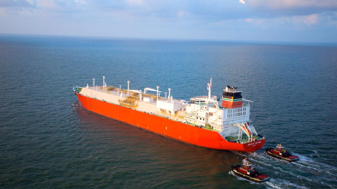 An 液化天然气 tanker ship cruises across the open ocean